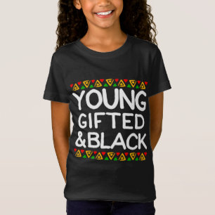 Maand Afrikaanse Ameri met jonge geschenken en zwa T-shirt