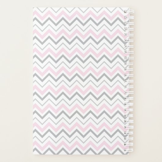 Maandelijkse weekplanning roze en grijze Chevron P Planner (Achterkant)