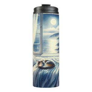 Maanverlichte slaapkamer aan de kust met slapende thermosbeker