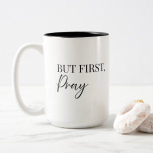 Maar eerst, bid christelijke typografie tweekleurige koffiemok