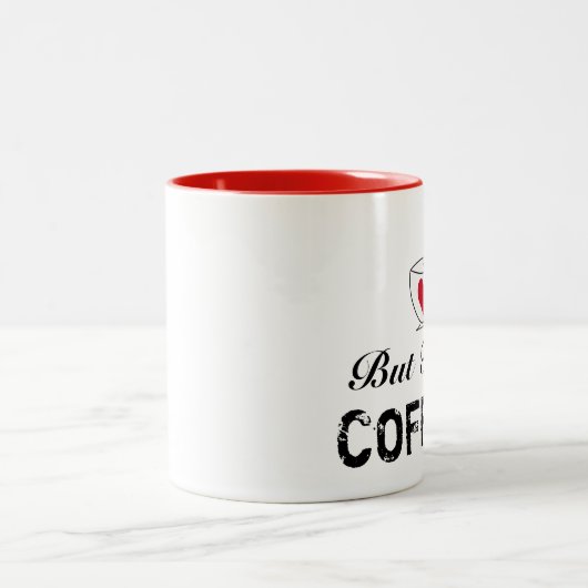 Maar eerst, COFFEE. Mok met twee toonaangevende ko (Center)