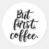 Maar eerst koffie | Chic moderne script typografie Ronde Sticker (Voorkant)