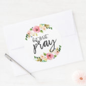 Maar eerst, Pray, Floral Prayer Sermon Ronde Sticker (Envelop)