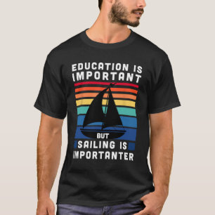 Maar zeilen is belangrijker - Zeilboot zeilen vare T-shirt