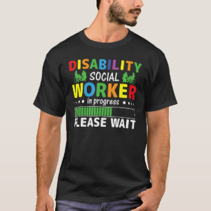 Maatschappelijk werker met een handicap in behande t-shirt