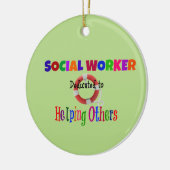 Maatschappelijk werker toegewijd aan het helpen va keramisch ornament (Links)