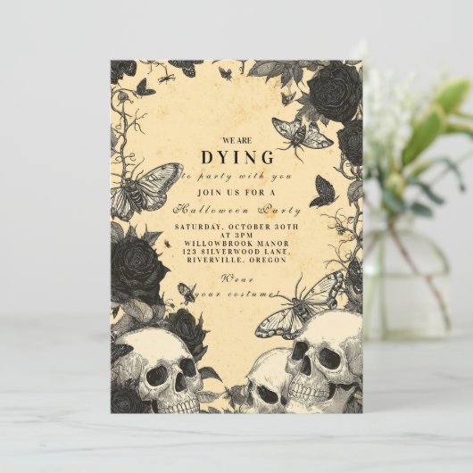 Macabre Gothic Skull en Moth Halloween Soirée Kaart (Staand voorkant)