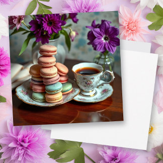 Macaron, koffie en vaas met paarse bloemen kaart