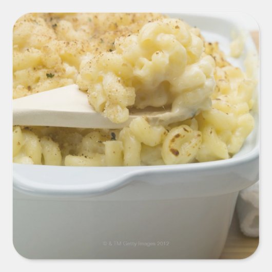 Macaroni-kaas in een bakschaal met hout vierkante sticker (Voorkant)