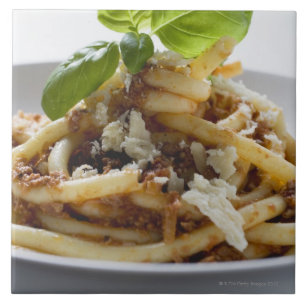 Macaroni met minicasaus en kaas tegeltje