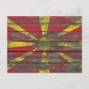 Macedonische vlag op het effect van ruw hout briefkaart
