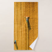 Machine de moissonneuse travaillant sur le terrain (Serviette de bain)