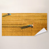 Machine de moissonneuse travaillant sur le terrain (Serviette de bain)