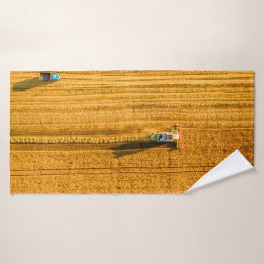 Machine de moissonneuse travaillant sur le terrain (Serviette de bain)