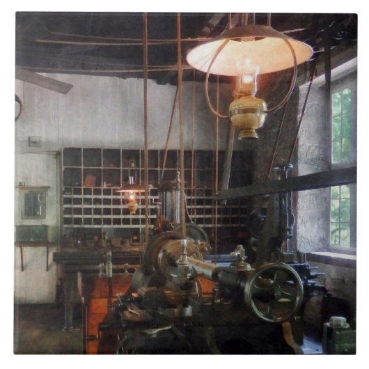 Machinewinkel met lantern tegeltje (Voorkant)