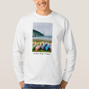Mackinac Bridge en kano's T-shirt met lange mouwen