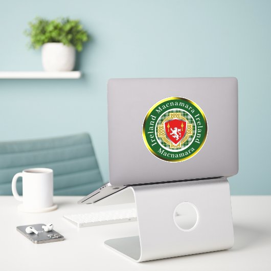 Macnamara Shield & Keltisch Kruis gepersonaliseerd Sticker (Laptop op bureau)