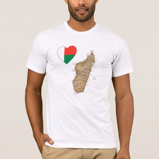Madagaskar Flag Heart en Map T-Shirt (Voorkant)