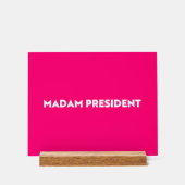 Madame la Présidente, typographie moderne rose cha (Recto)