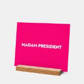 Madame la Présidente, typographie moderne rose cha (Angle)