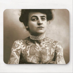 Madame tatouée avec le tapis de souris vintage de