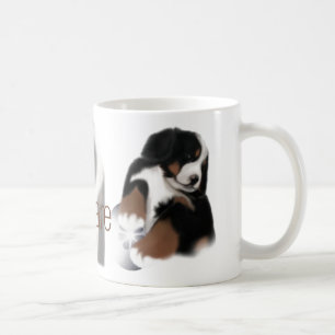 MadDog manipulent avec la tasse de bébé de soin