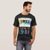 Made in 1981 Funny Retro  Neon Gift T-shirt (Voorkant volledig)