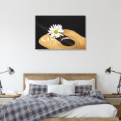 Madeliefje op gitaar canvas afdruk (Insitu (Slaapkamer))