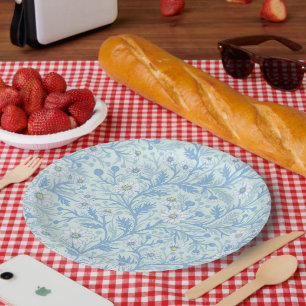 Madeliefjes in wit en blauw op zee glas papieren bordje