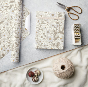 Madeliefjes in wit en bruin op gebroken wit cadeaupapier