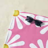 Madeliefjes op roze badhanddoek (In situ)