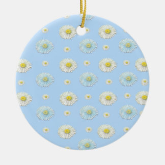 Madeliefjespatroon op lichtblauwe achtergrond keramisch ornament