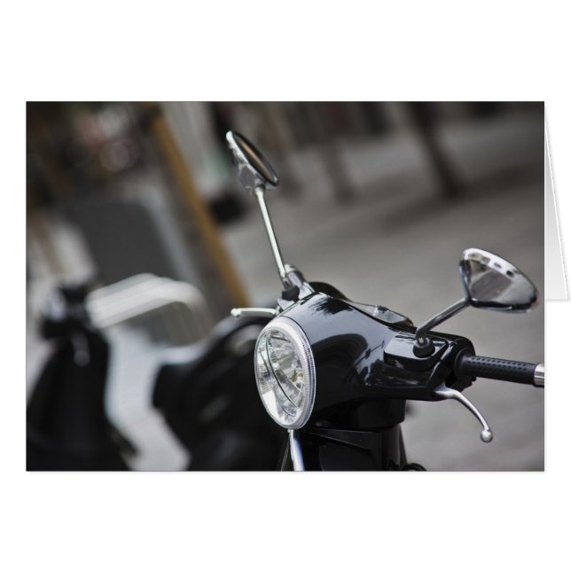 Madrid, scooter noir Vespa (Devant horizontal)