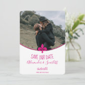 Magenta Fleur de Lis Foto Save The Date Aankondiging (Staand voorkant)
