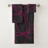 Magenta Line Art over zwart Bad Handdoek (Insitu)