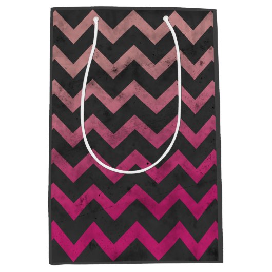 Magenta roze rood ombre donkergrijs chevron patroo medium cadeauzakje (Voorkant)