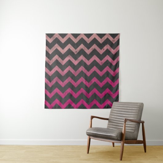 Magenta roze rood ombre donkergrijs chevron patroo wandkleed (In situ)