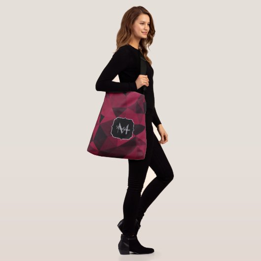 Magenta roze rood zwart geometriepatroon Monogram Crossbody Tas (Op model)