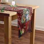 Magic Christmas Snowman & amis Red Table Runner<br><div class="desc">Beau coureur de table rouge qui fait ressortir La magie de Noël sur un arrière - plan bordeaux rouge avec des groupes de personnages mignons : un bonhomme de neige, hibou, corbeau, petit enfant, un chiot, un renard, un écureuil, un oiseau et des arbres. Ce joli coureur magique est très...</div>