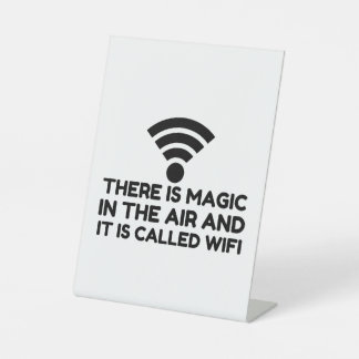 MAGIC IN DE LUCHT IS WIFI RECLAMEBORD MET VOETSTUK