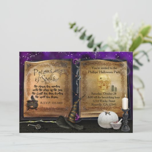 MAGIC SPELL LIVRE Halloween Witch Party Invitation (Debout devant)