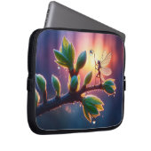 Magical fairy with dewdrop lantern on the branch laptop sleeve (Voorkant Rechts)