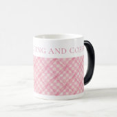 Magique COUVERTURE À CARREAUX ROSES Morphing Mug + Texte (Devant droit)