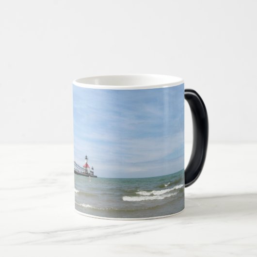 Magique Mug du phare de St. Joseph Michigan (Devant droit)