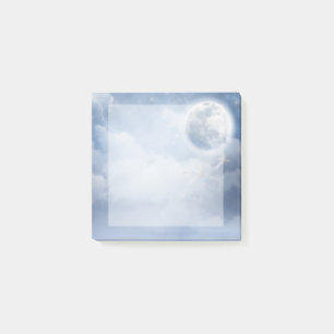 Magische blauwe hemel met vliegende zwemmen post-it® notes