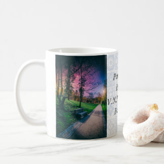 Magische nachtelijke hemel in een park met kleurri koffiemok