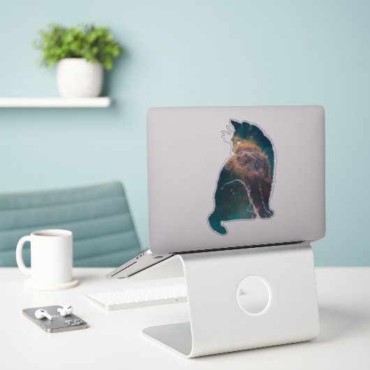 Magische ruimte Nebula Cat Sticker (Laptop op bureau)