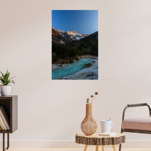 Magische zonsondergang boven de bergen en rivier poster