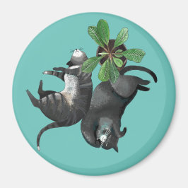 Magneet | Twee katten liggen bij een plant