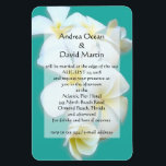 Magnet de Faire-part de mariage Blue Lagoa Plumeri<br><div class="desc">Bleu lagon aux fleurs de plumeria blanches,  invitation de mariage personnalisée sur un grand aimant flexible (4x6). Les enveloppes NE viennent PAS avec cela. Idéal pour assister à une petite cérémonie privée à la plage.</div>